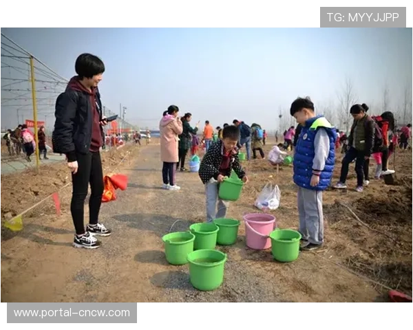 丹江口市习家店镇扶贫手工作坊带动千余名群众缝制垒球增收